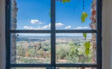 Casa colonica in posizione panoramica con piscina e campo da tennis