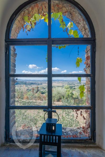 Casa colonica in posizione panoramica con piscina e campo da tennis