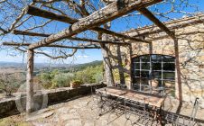 Casa colonica in posizione panoramica con piscina e campo da tennis