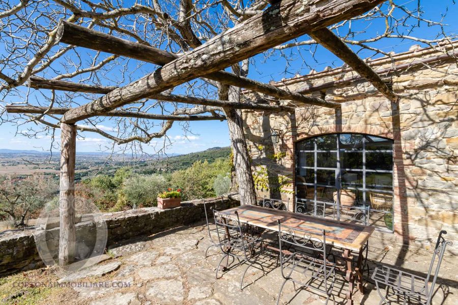 Casa colonica in posizione panoramica con piscina e campo da tennis