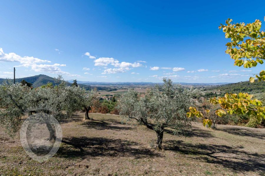 Casa colonica in posizione panoramica con piscina e campo da tennis