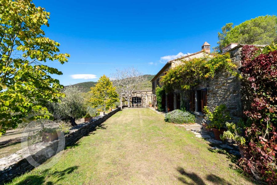 Casa colonica in posizione panoramica con piscina e campo da tennis