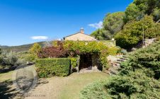 Casa colonica in posizione panoramica con piscina e campo da tennis