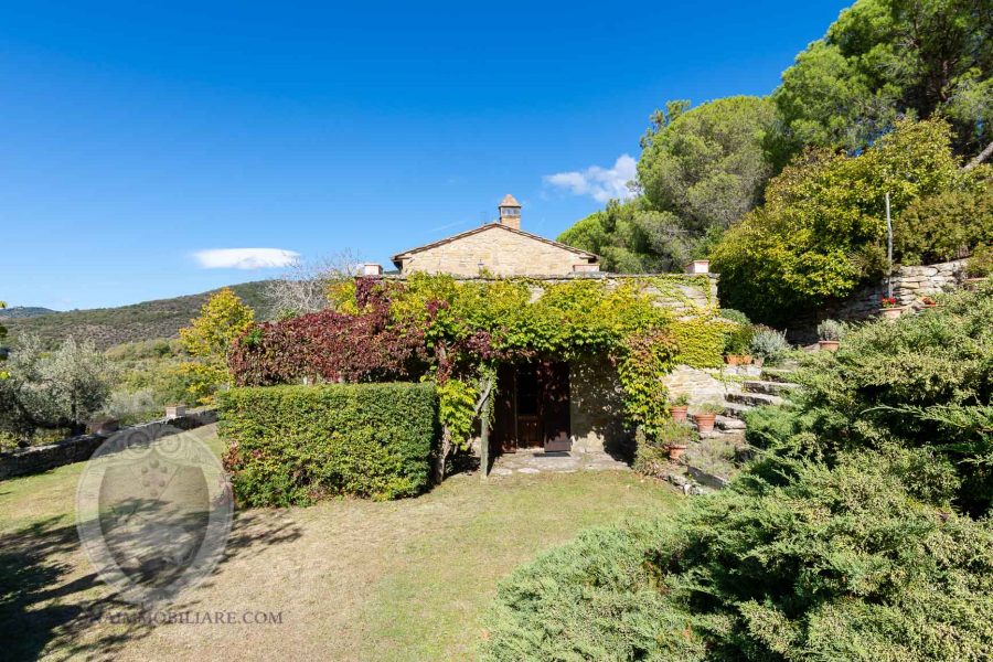 Casa colonica in posizione panoramica con piscina e campo da tennis