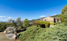 Casa colonica in posizione panoramica con piscina e campo da tennis