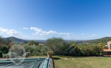 Casa colonica in posizione panoramica con piscina e campo da tennis