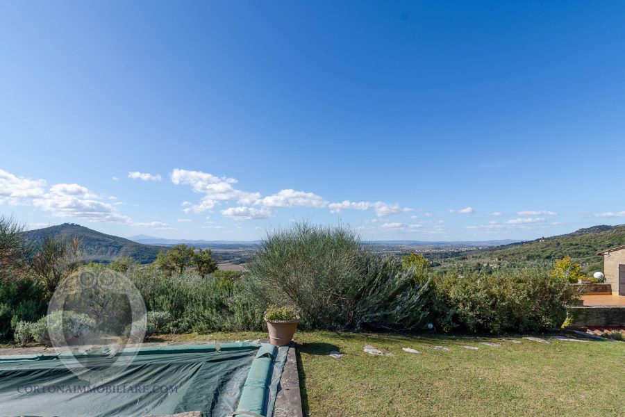 Casa colonica in posizione panoramica con piscina e campo da tennis