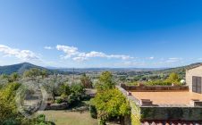 Casa colonica in posizione panoramica con piscina e campo da tennis