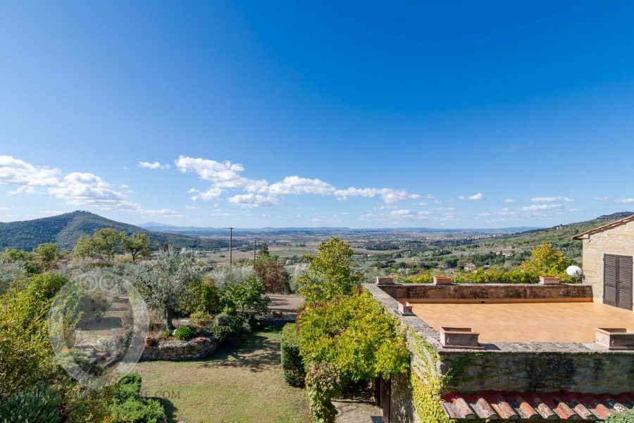 Casa colonica in posizione panoramica con piscina e campo da tennis