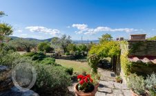 Casa colonica in posizione panoramica con piscina e campo da tennis