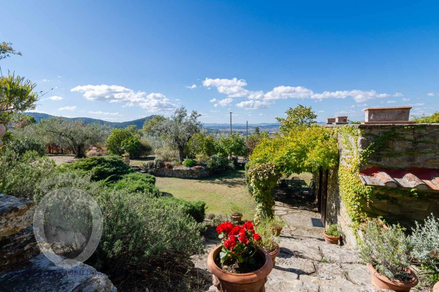 Casa colonica in posizione panoramica con piscina e campo da tennis