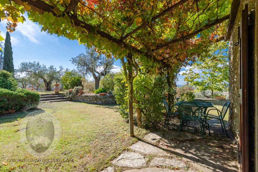 Casa colonica in posizione panoramica con piscina e campo da tennis