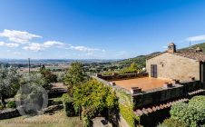 Casa colonica in posizione panoramica con piscina e campo da tennis