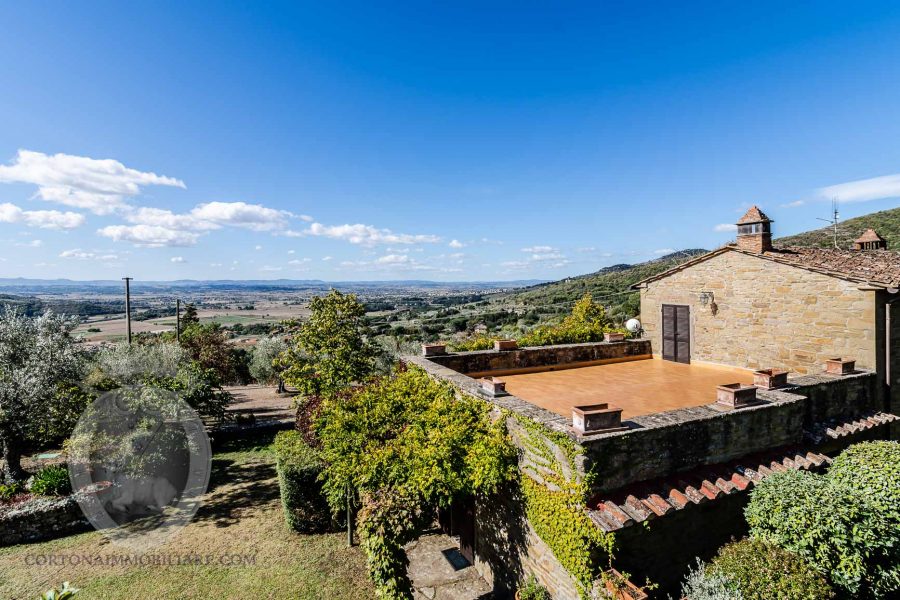 Casa colonica in posizione panoramica con piscina e campo da tennis