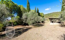 Casa colonica in posizione panoramica con piscina e campo da tennis