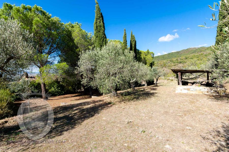 Casa colonica in posizione panoramica con piscina e campo da tennis