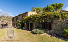 Casa colonica in posizione panoramica con piscina e campo da tennis