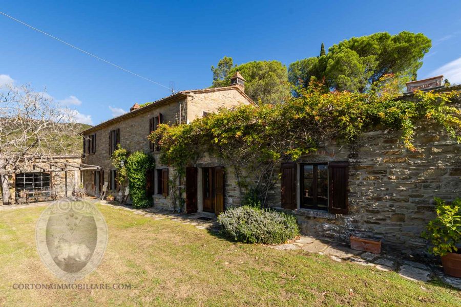 Casa colonica in posizione panoramica con piscina e campo da tennis