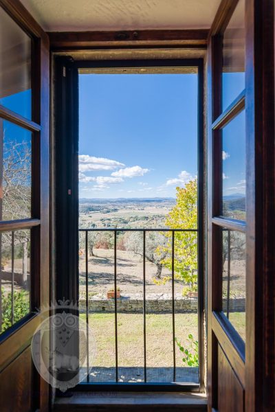 Farmhouse in a panoramic position with swimming pool and tennis court