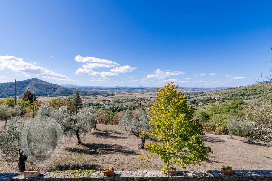 Farmhouse in a panoramic position with swimming pool and tennis court