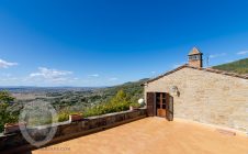 Farmhouse in a panoramic position with swimming pool and tennis court