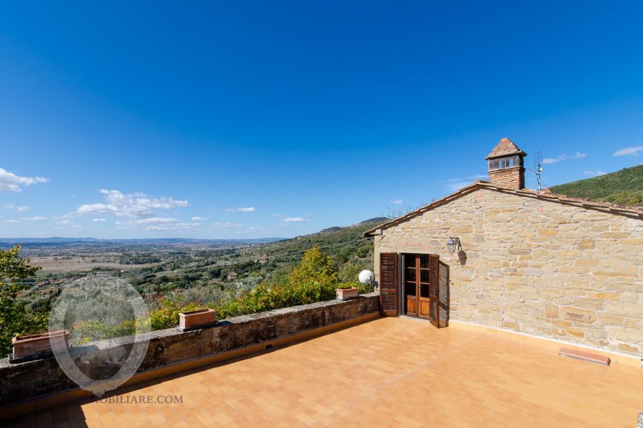 Farmhouse in a panoramic position with swimming pool and tennis court