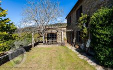 Casa colonica in posizione panoramica con piscina e campo da tennis