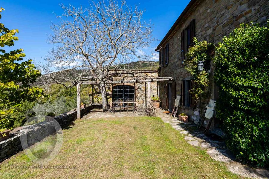 Casa colonica in posizione panoramica con piscina e campo da tennis