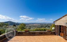 Farmhouse in a panoramic position with swimming pool and tennis court