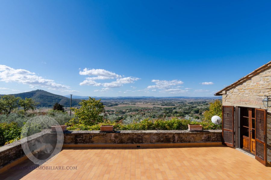 Farmhouse in a panoramic position with swimming pool and tennis court