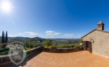 Farmhouse in a panoramic position with swimming pool and tennis court