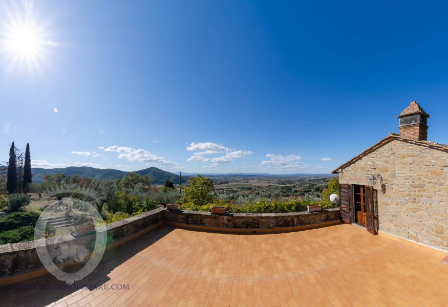 Farmhouse in a panoramic position with swimming pool and tennis court