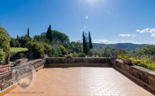 Farmhouse in a panoramic position with swimming pool and tennis court