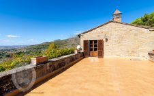 Farmhouse in a panoramic position with swimming pool and tennis court