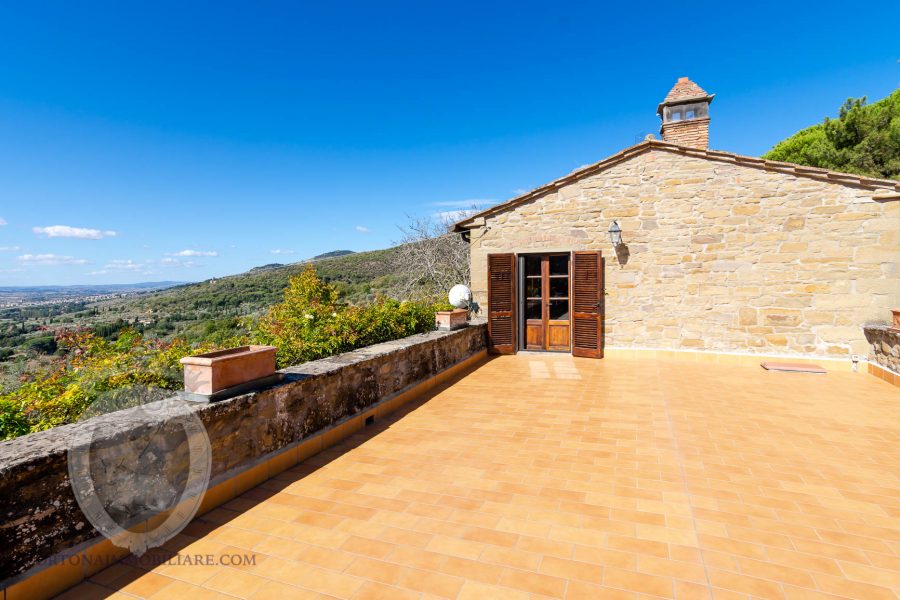 Farmhouse in a panoramic position with swimming pool and tennis court