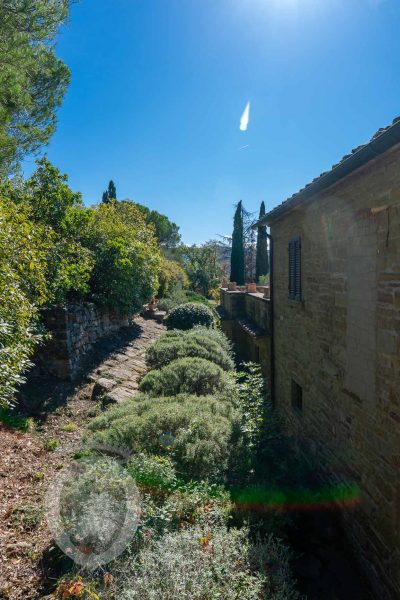 Farmhouse in a panoramic position with swimming pool and tennis court