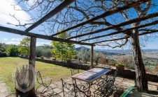 Casa colonica in posizione panoramica con piscina e campo da tennis