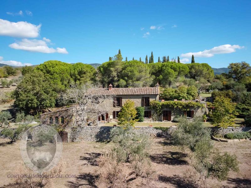 Farmhouse in a panoramic position with swimming pool and tennis court