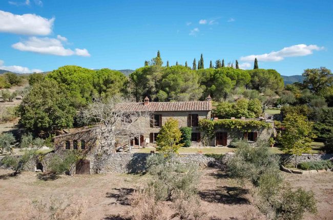 Farmhouse in a panoramic position with swimming pool and tennis court