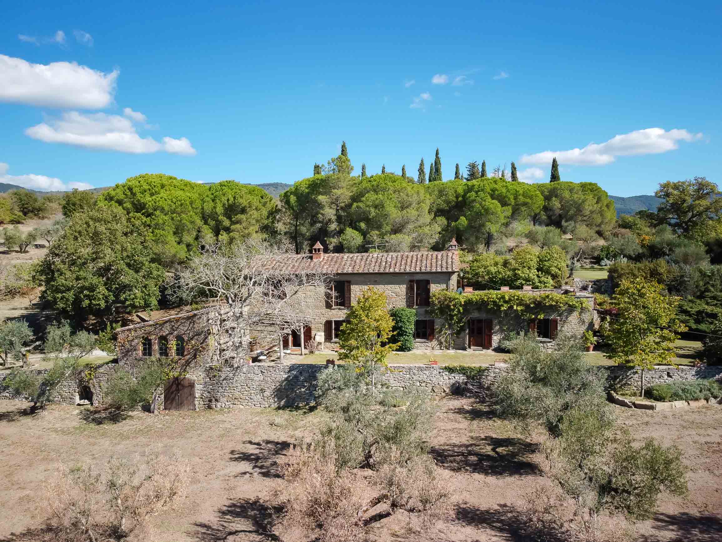 Farmhouse in a panoramic position with swimming pool and tennis court