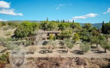 Farmhouse in a panoramic position with swimming pool and tennis court