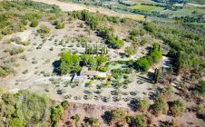 Farmhouse in a panoramic position with swimming pool and tennis court