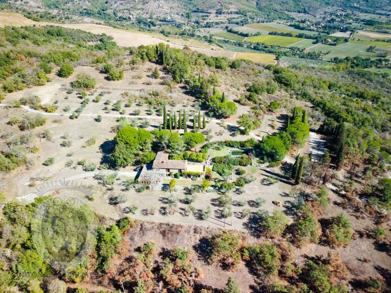 Farmhouse in a panoramic position with swimming pool and tennis court