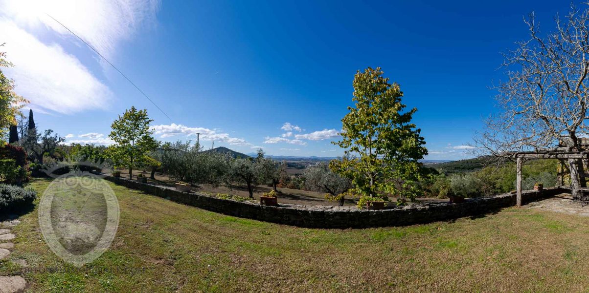 Casa colonica in posizione panoramica con piscina e campo da tennis