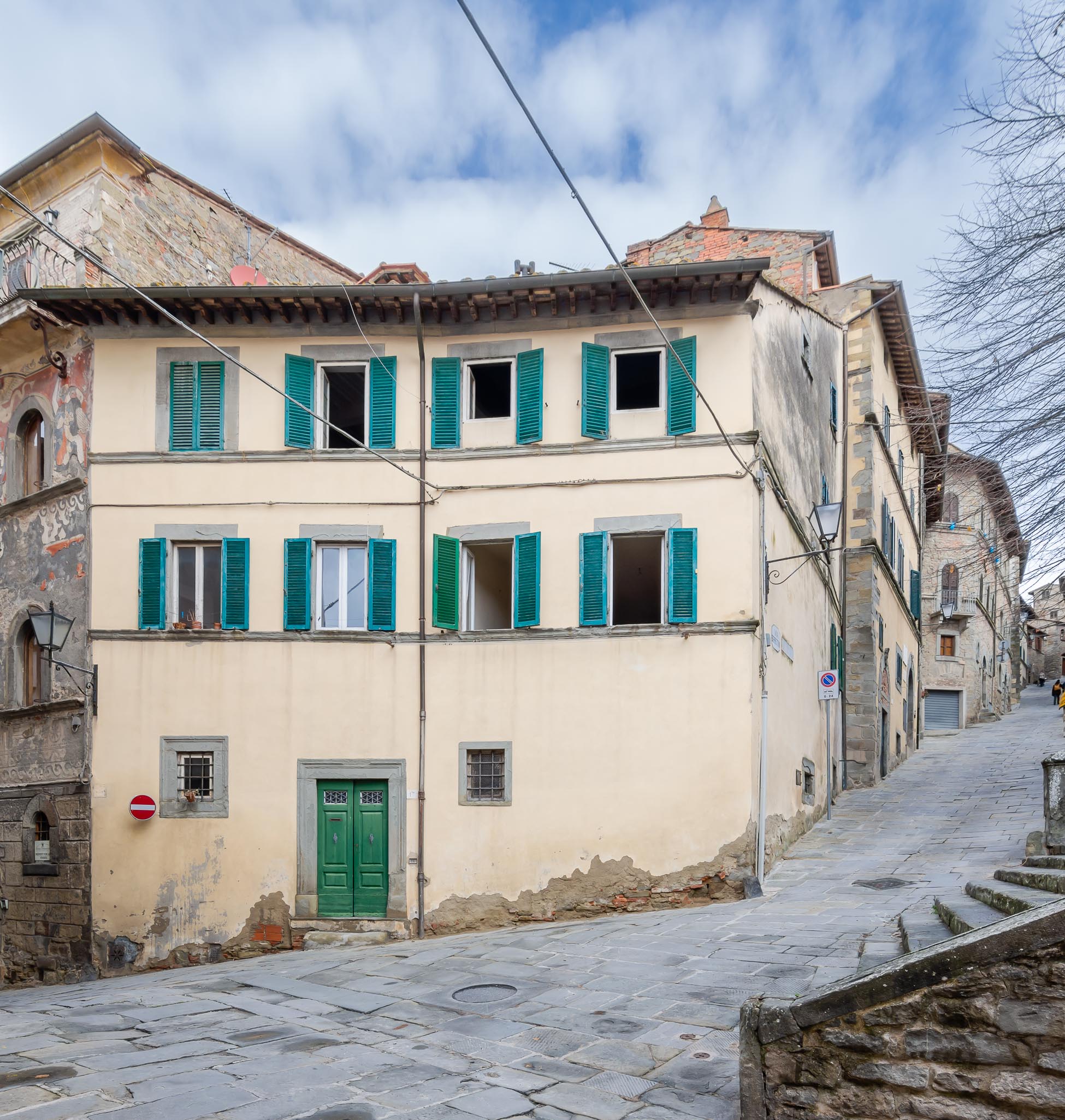 Townhouse to renovate in the center of Cortona