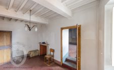 Townhouse to renovate in the center of Cortona