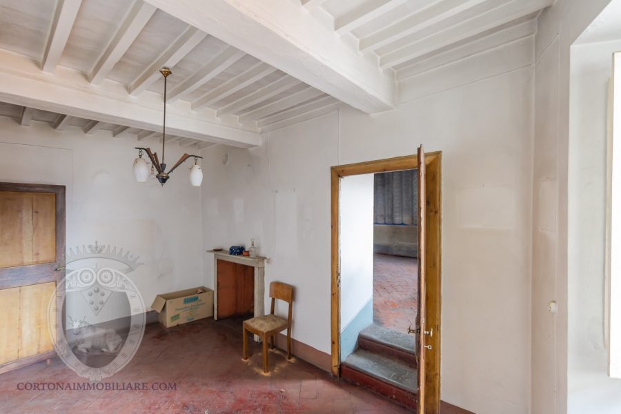 Townhouse to renovate in the center of Cortona