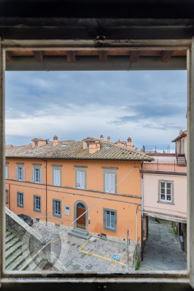 Townhouse to renovate in the center of Cortona