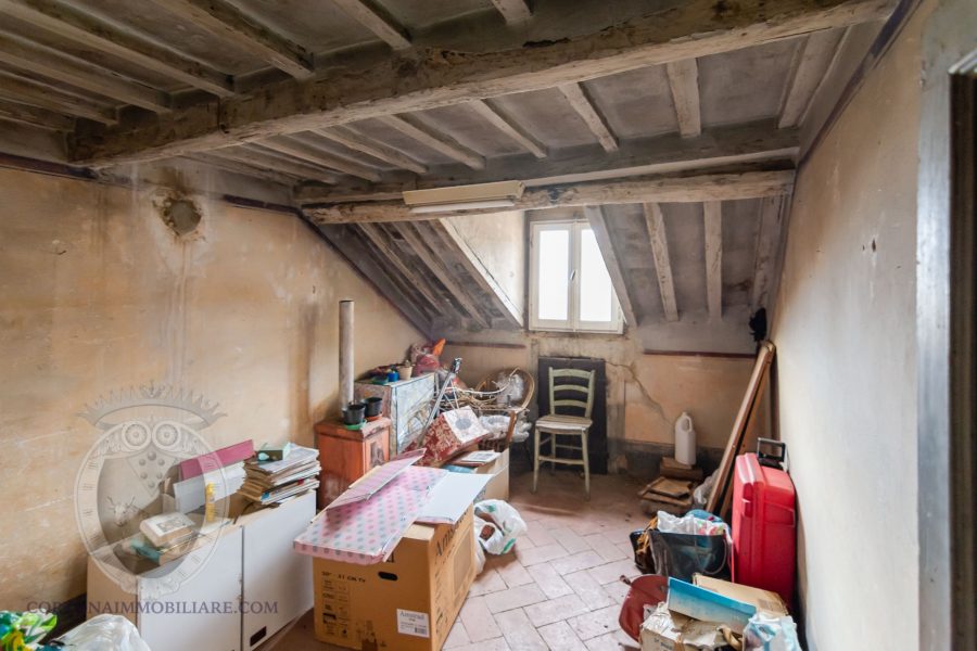 Townhouse to renovate in the center of Cortona