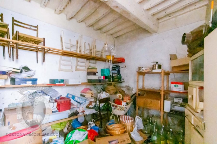 Townhouse to renovate in the center of Cortona